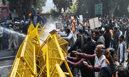 BJP Purvanchal Morcha  protested against AAP convener Arvind Kejriwal on Ferozshah Road