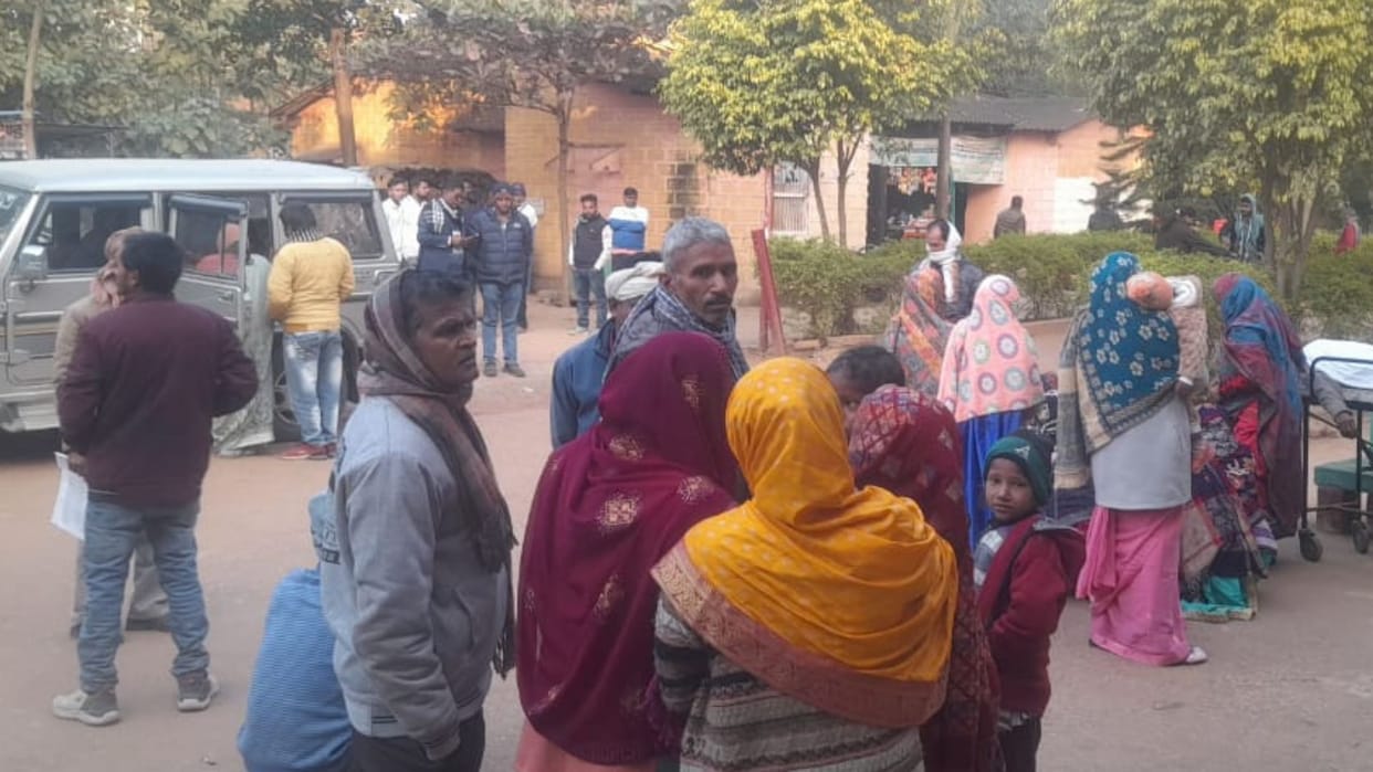 Brake fail commotion tractor overturned in mirzapur father dead deliver Khichdi three people critical