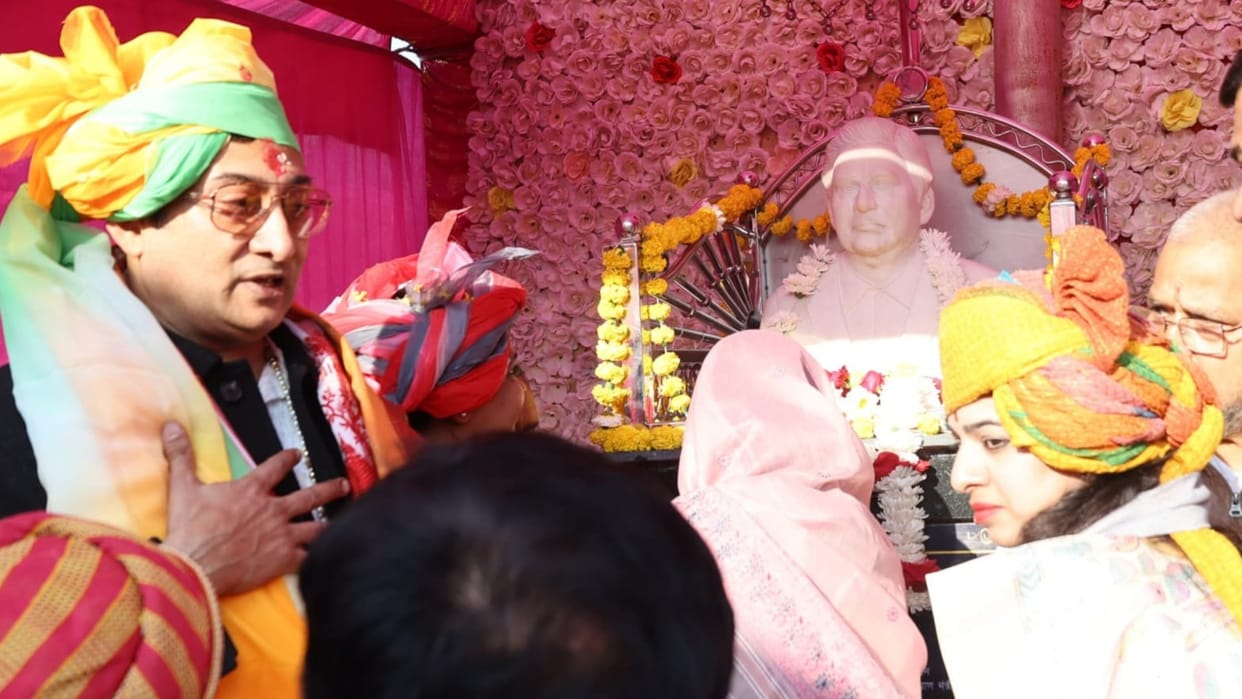 Dhar News: Statue of journalist Rajendra Mathur installed at the place where he was born