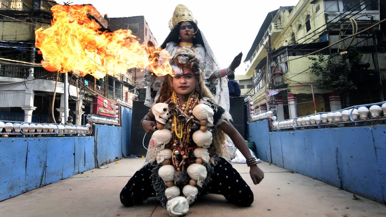 Mahakumbh: Saints of the new Udasin Akhara came out wearing a python and a garland around their neck.