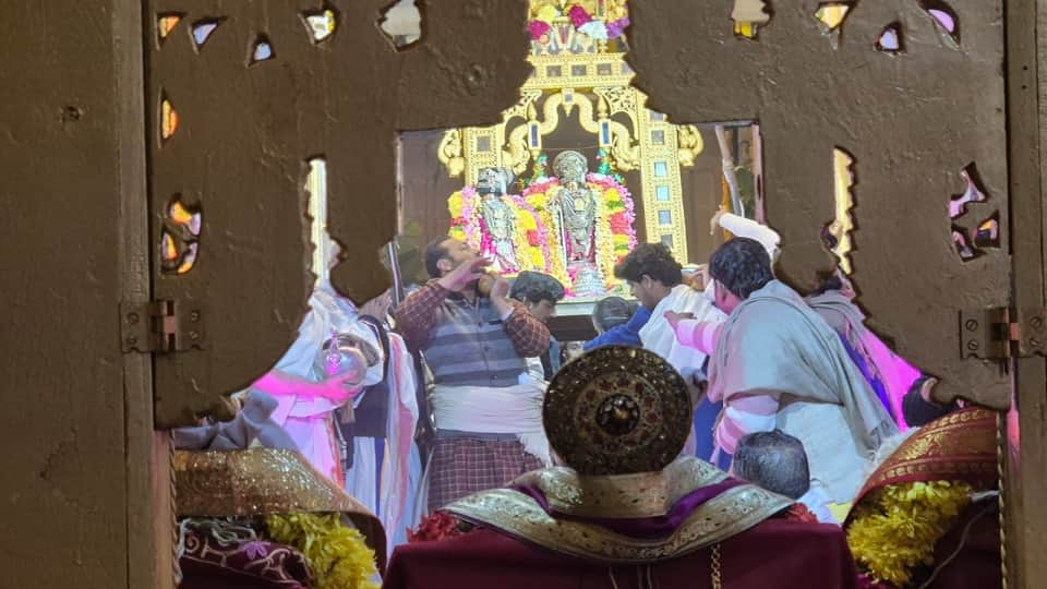 Vaikuntha Ekadashi 2025 Vaikuntha gate of Rangji temple opened Lord Ranganath gave darshan