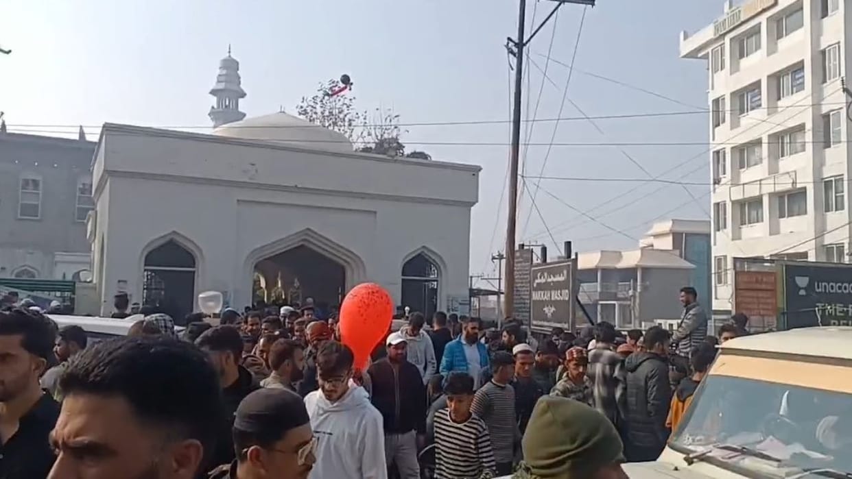 Jammu News: Vendors who came to sell winter clothes clashed with JMC, protested outside Farooq Abdullah's hous