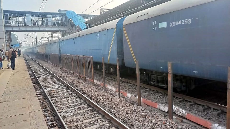 NandanKanan Express engine fails at Aligarh Railway station