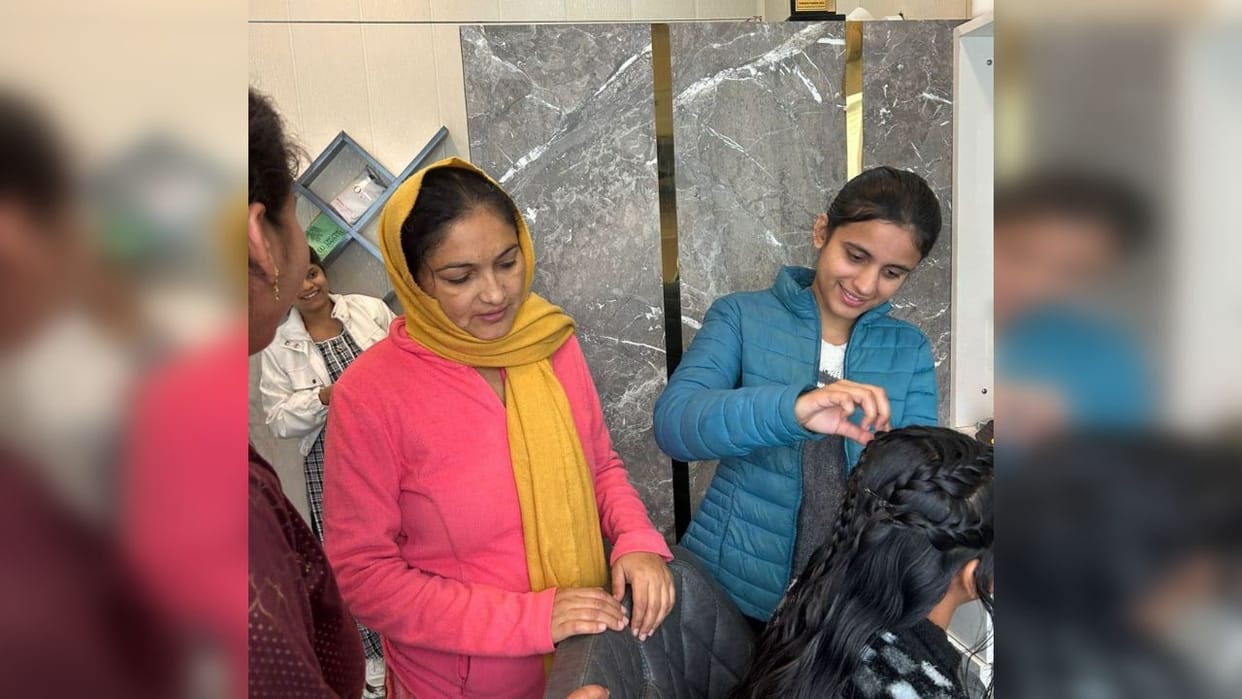 J&K BSF: Unique step of BSF in Jammu, started beautician training program for women near the border.