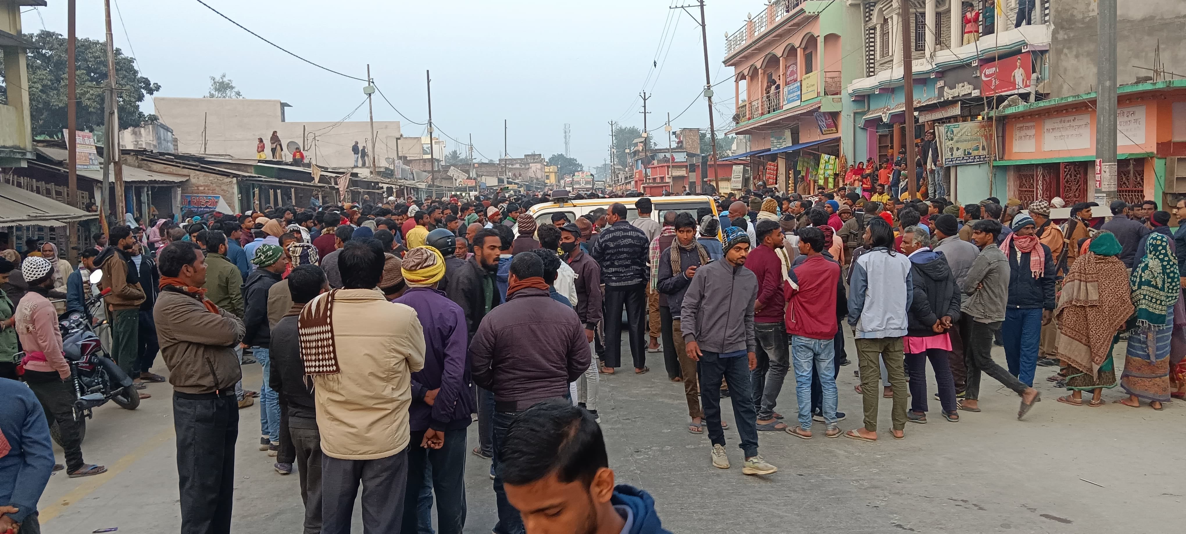घटना के बाद लगी भीड़।