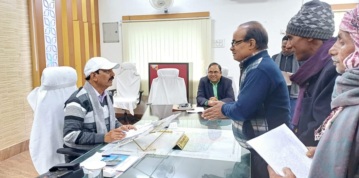 Bihar news : Bettiah Bihar news DM janta darbar many cases settled in bettiah today news in hindi