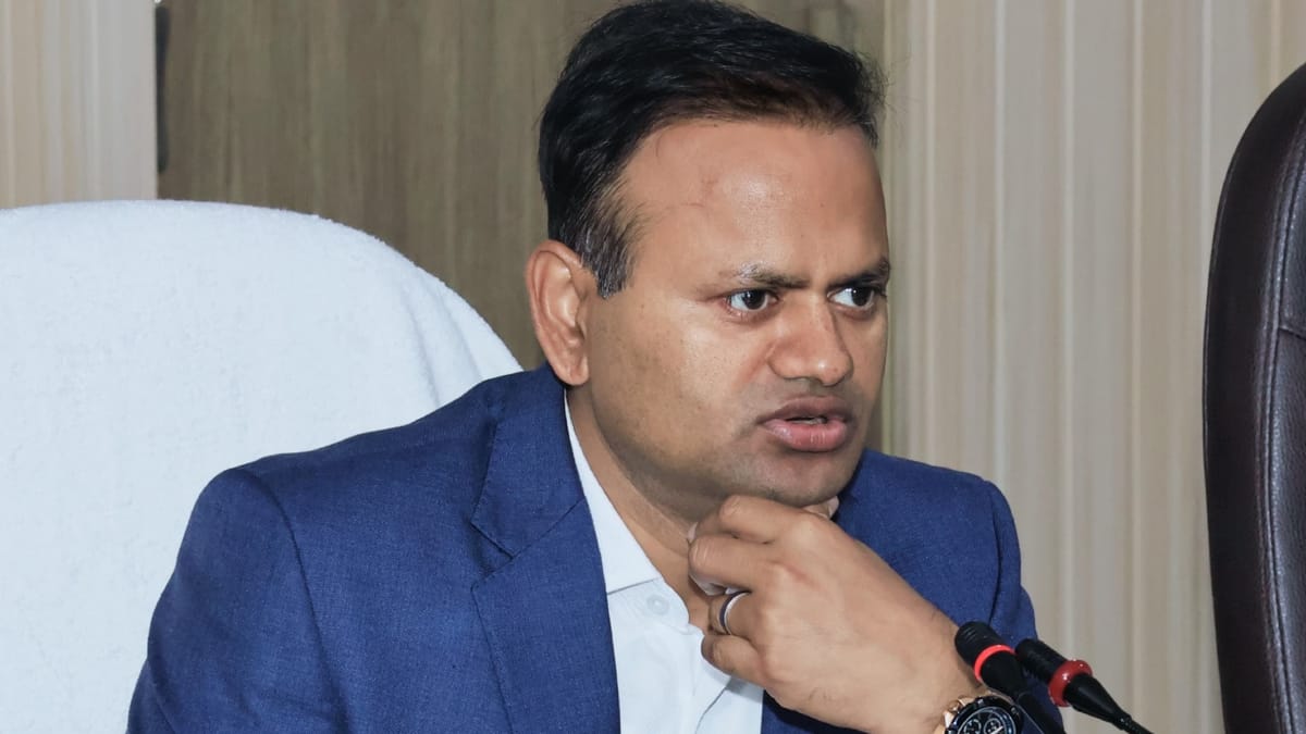 UP: आजमगढ़ में बढ़े 2.15 लाख नए वोटर, कुल संख्या 33.62 लाख के पार; मतदाता सूची 2026 का अंतिम प्रकाशन