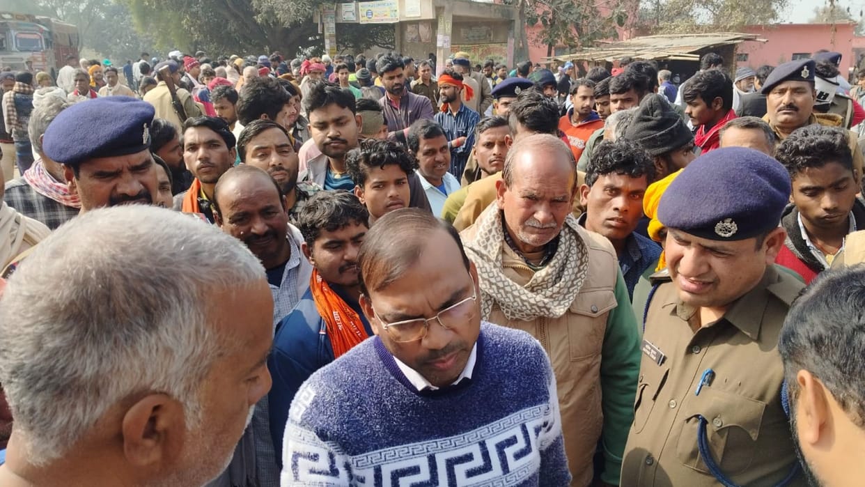 Bihar News: A truck crushed a husband who was going to give a mobile in Buxar