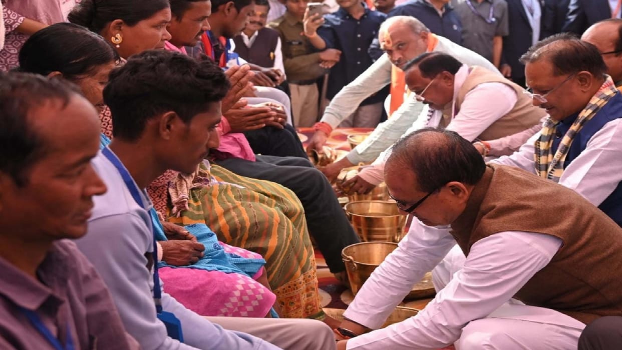 Union Minister Shivraj and CM Sai greeted beneficiaries by washing their feet, announced 3.30 lakh new houses