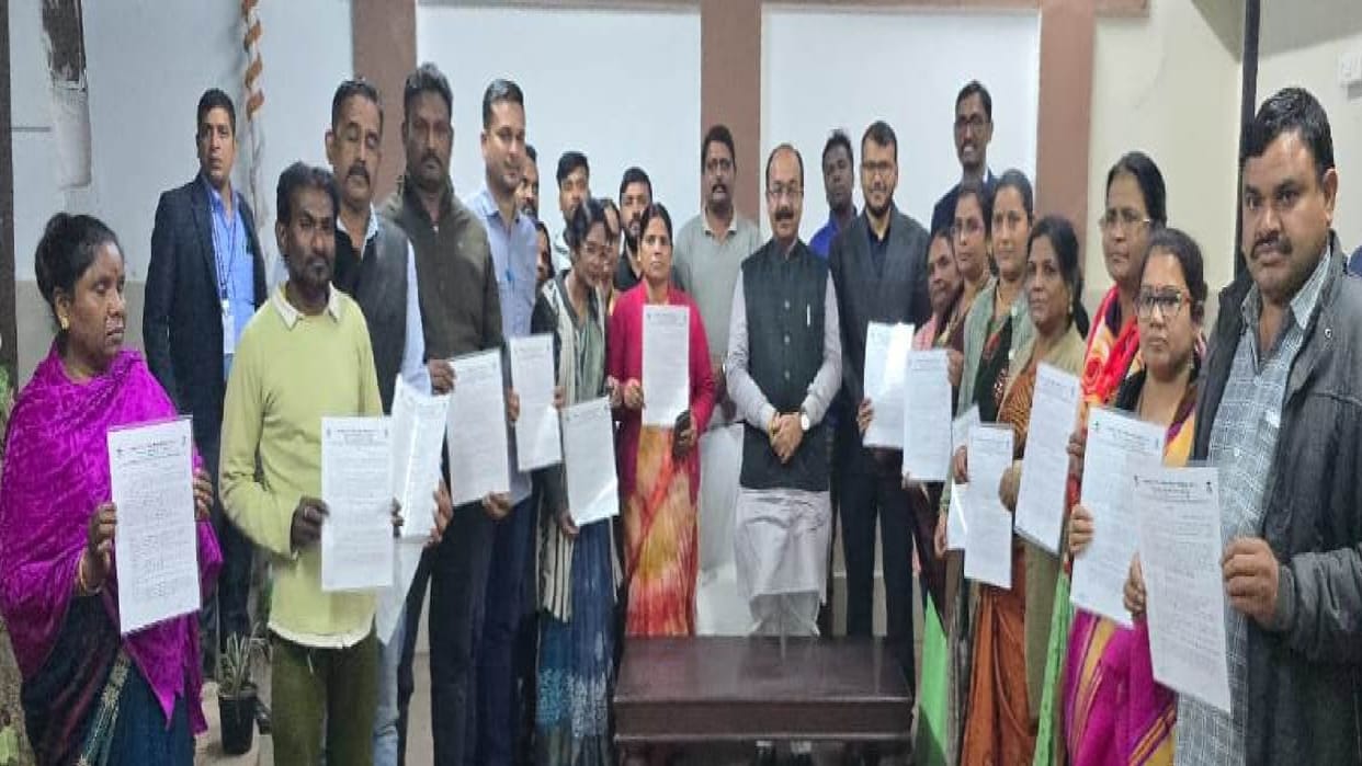 collector handed over appointment letters for fourth class posts 22 dependents in Chhattisgarh