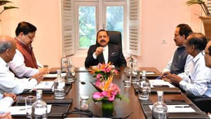 इसरो अधिकारियों के साथ समीक्षा बैठक करते केंद्रीय राज्य मंत्री जितेंद्र सिंह