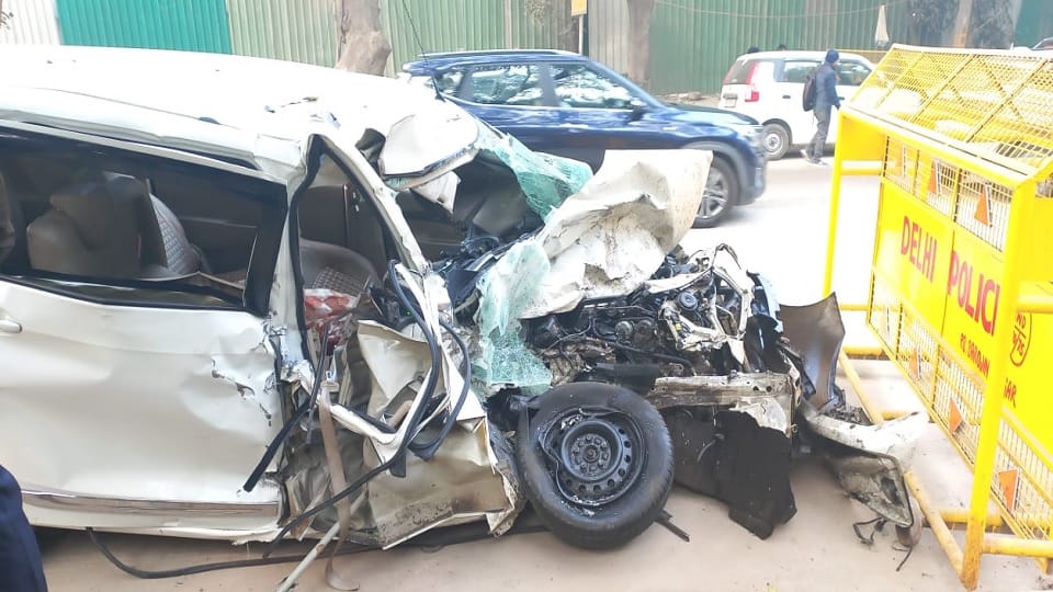 Delhi Accident Audi crossed the divider and hit a car coming from the other side, one person died