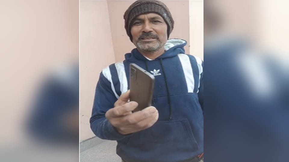 android found in a sack of urea fertilizer. Baghpat farmer returned to owner from Gujrat
