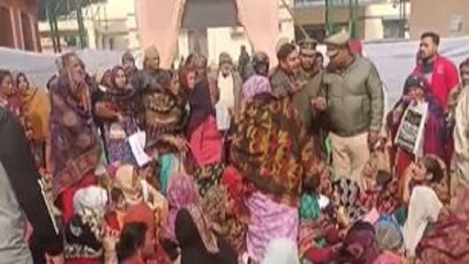 Elderly woman hurt by electricity bill took off her sari and made a noose noise in electricity problem solutio