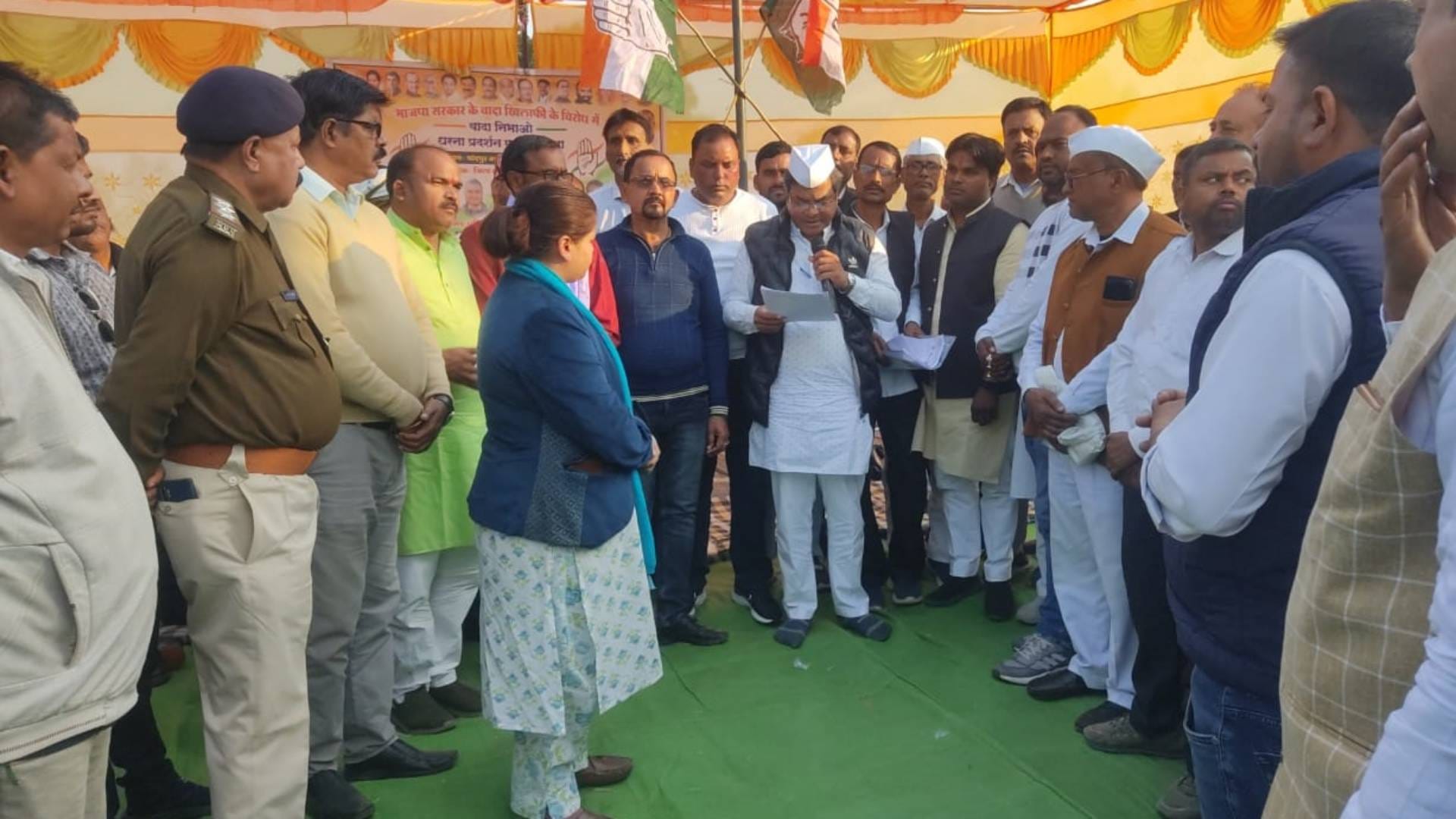 ज्ञापन सौंपते हुए