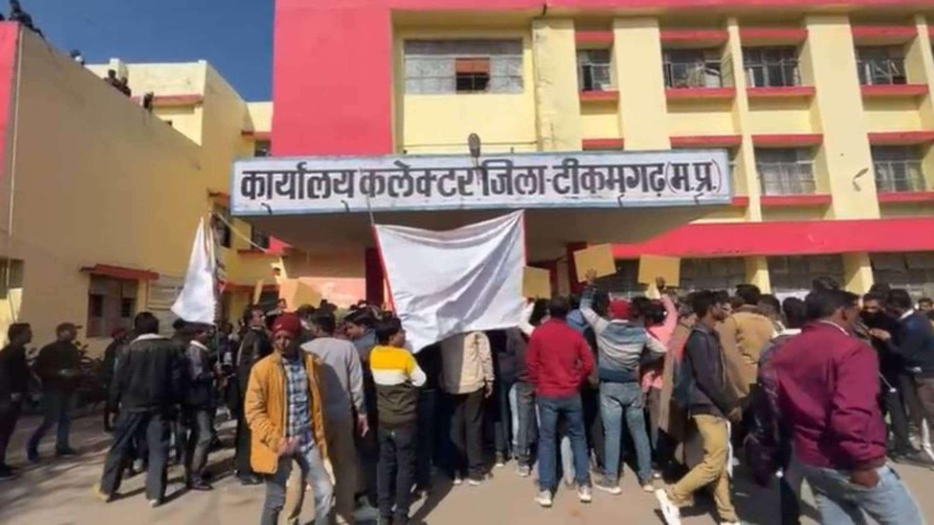 प्रदर्शन में मौजूद लोग