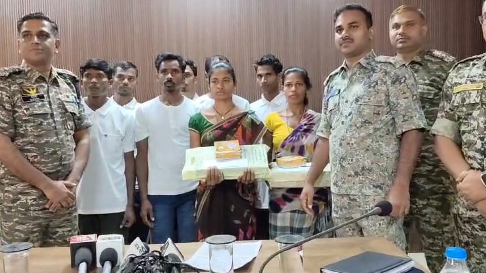 Nine Naxalites surrendered reward of Rs 43 lakh was announced on all the Maoists in Sukma