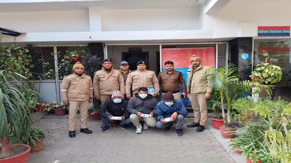 Three miscreants who cut bags and stole jewelery arrested in haldwani