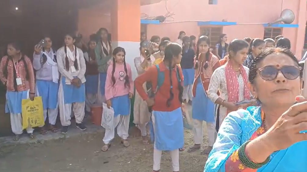 Bihar: Students got angry over illegal collection in practical exam