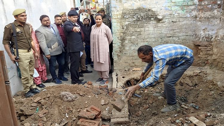 Sambhal: Excavation Of Ancient Well Started, Administration Bulldozer ...