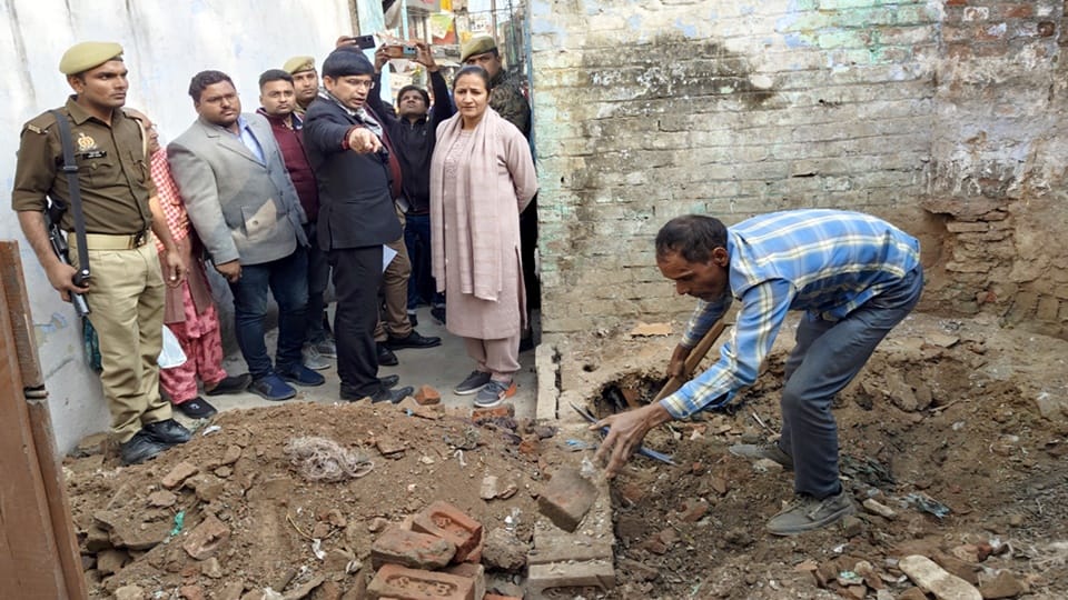Sambhal: Excavation of ancient well started, administration bulldozer will run near Satyavrat police post