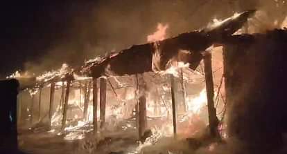 Bihar: अचानक कई घरों में लगी आग, जाम में फंसा रही दमकल की गाड़ी, देरी से पहुंचने के कारण सबकुछ खाक; लोग नाराज Suddenly fire broke out in many houses in Saharsa and everything was destroyed