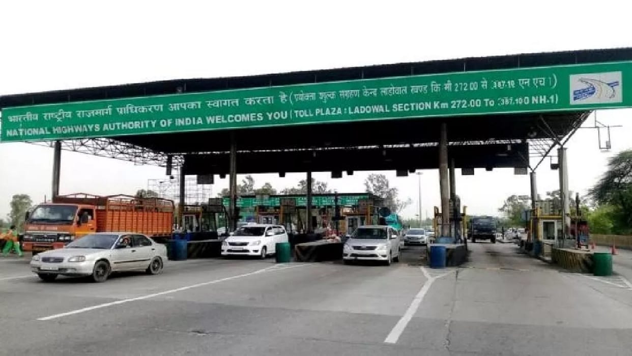 Andhiyari toll plaza becomes tax free for Mahakumbh, vehicles passing without any hindrance