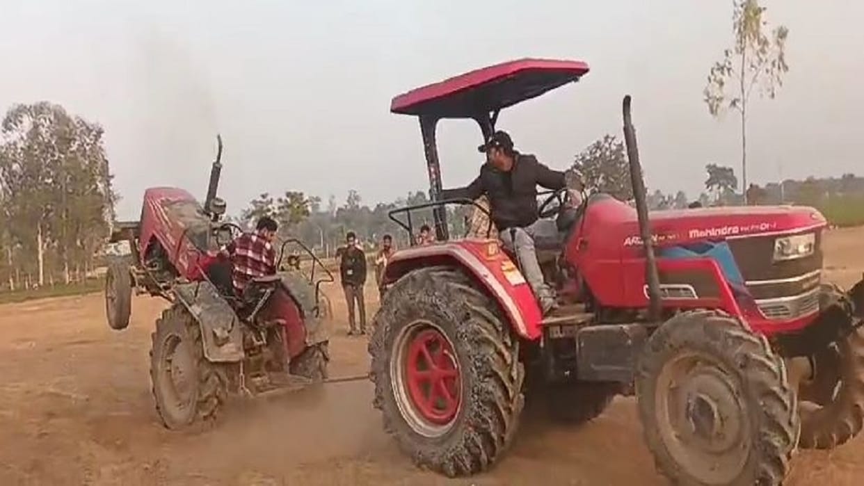 driver doing stunts with three tractors police let the drivers go after warning them in shahjahanpur