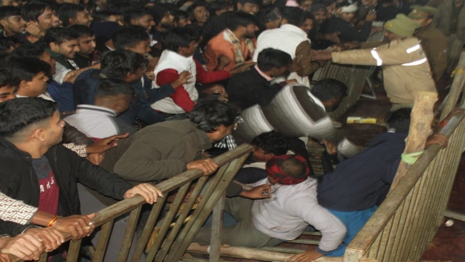 Gorakhpur Festival: Crowd went out of control during a song during Bhojpur Night Show