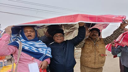 Weather Prayagraj: Chilliness increased due to drizzle, crowd of devotees gathering in Maha Kumbh Mela