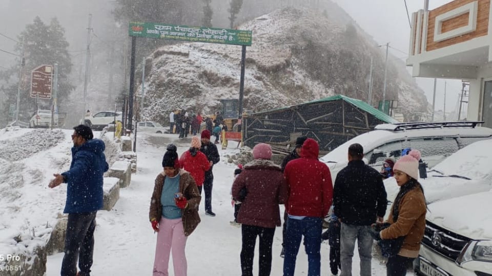 Uttarakhand Weather tourists reach Mussoorie-Dhanaulti, Chakrata after Snowfall Photos