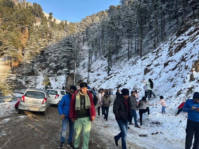 Uttarakhand Weather tourists reach Mussoorie-Dhanaulti, Chakrata after Snowfall Photos
