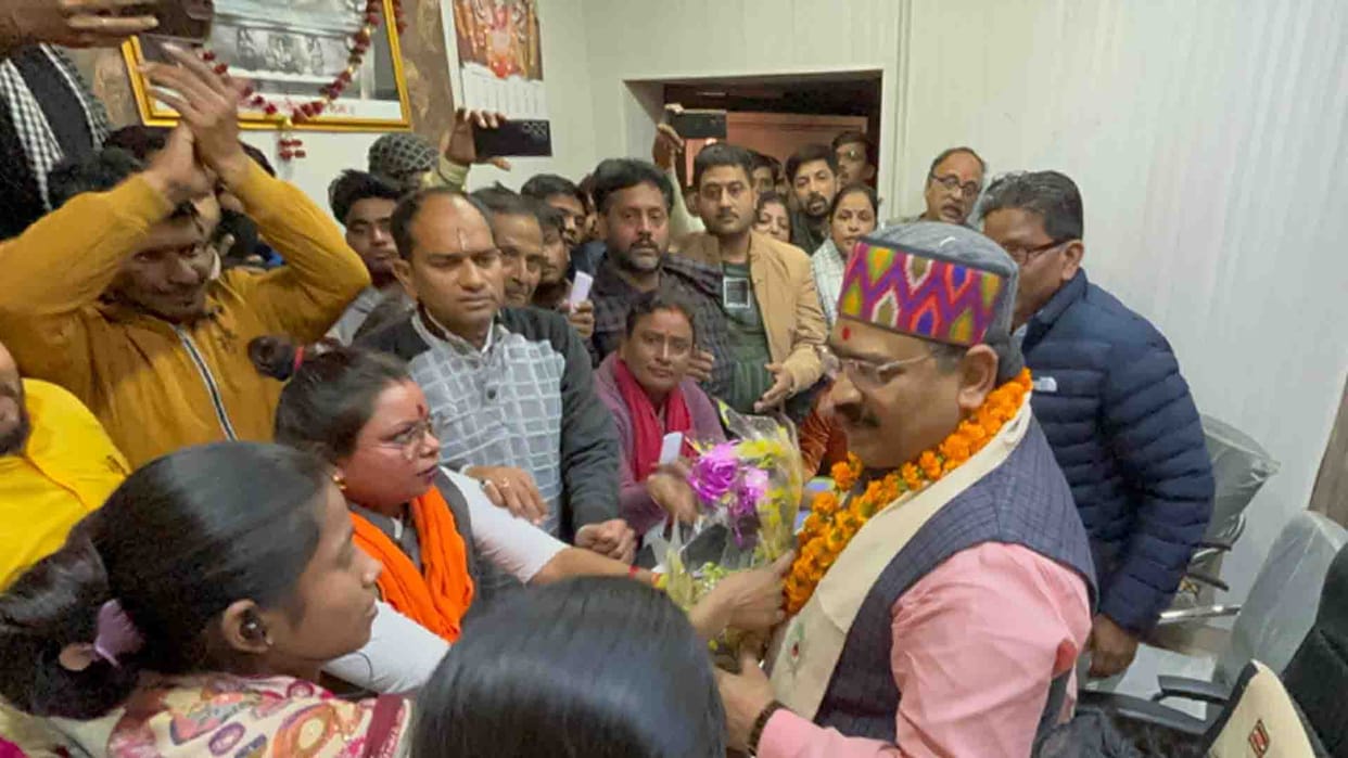 Kanpur: BJP workers handed over a bouquet of shoes to the election officer, uproar