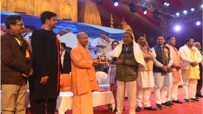 CM Yogi honored five Navratnas at the conclusion of Gorakhpur Mahotsav