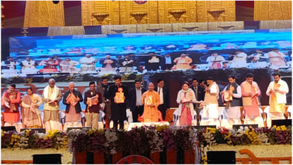 CM Yogi honored five Navratnas at the conclusion of Gorakhpur Mahotsav