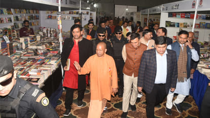 CM Yogi honored five Navratnas at the conclusion of Gorakhpur Mahotsav