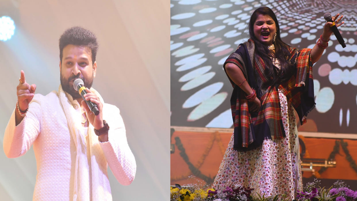 People danced to the songs of Bhojpuri singers Ritesh Pandey and Radha Srivastava in Gorakhpur Mahotsav.