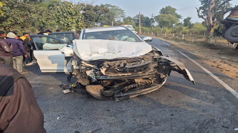 हादसे के बाद कार के उड़े परखच्चे