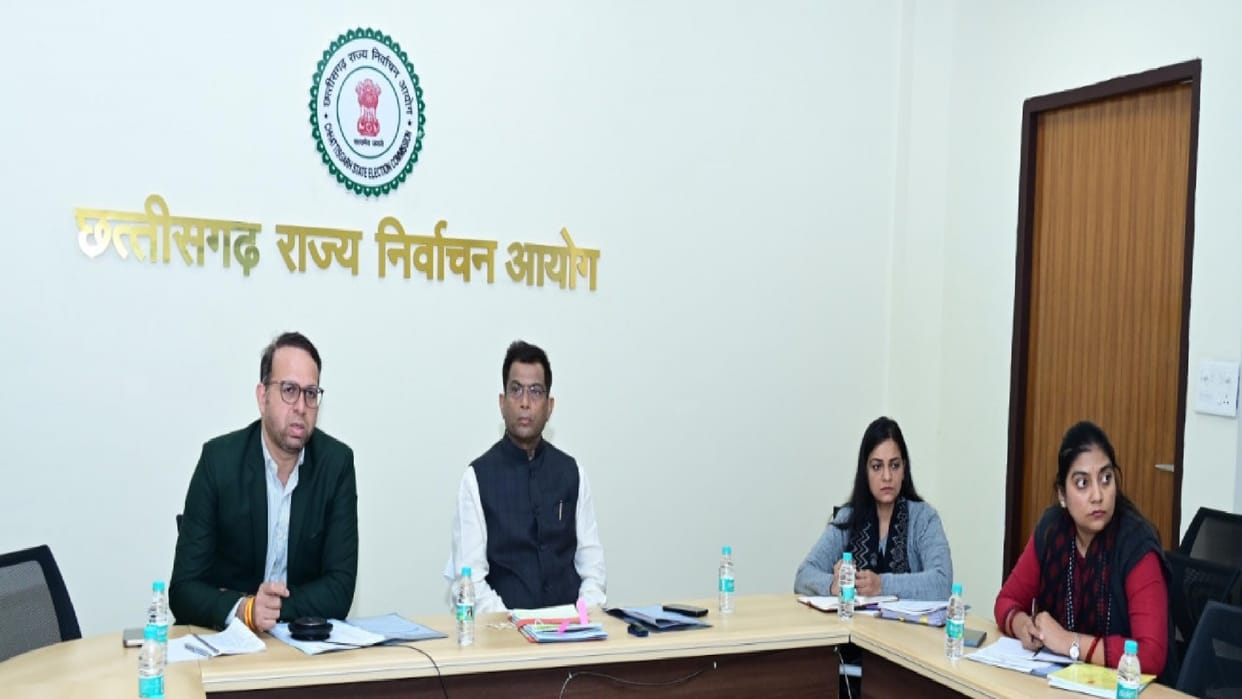 State Election Commissioner held a meeting for municipalities and three-tier panchayat elections in CG