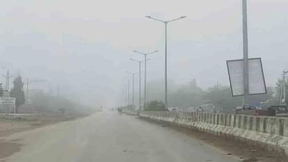 Kekri News: केकड़ी में ठंड का कहर, घने कोहरे में लाइट जलाकर रेंगते रहे वाहन, ओस से किसानों को फायदा Kekri News: Severe cold in Kekri, holiday declared in schools