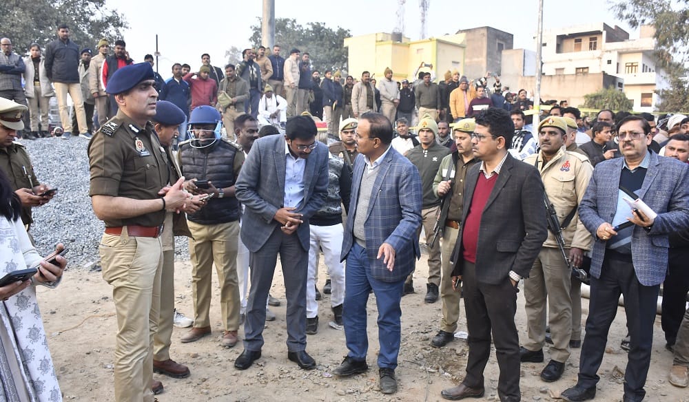 kannauj accident 150 feet long lintel collapsed Railway Minister said high level committee will investigate