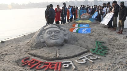 Swami Vivekananda Jayanti Students carved faces lal bahadu shashtri on sand paid tribute Youth Day
