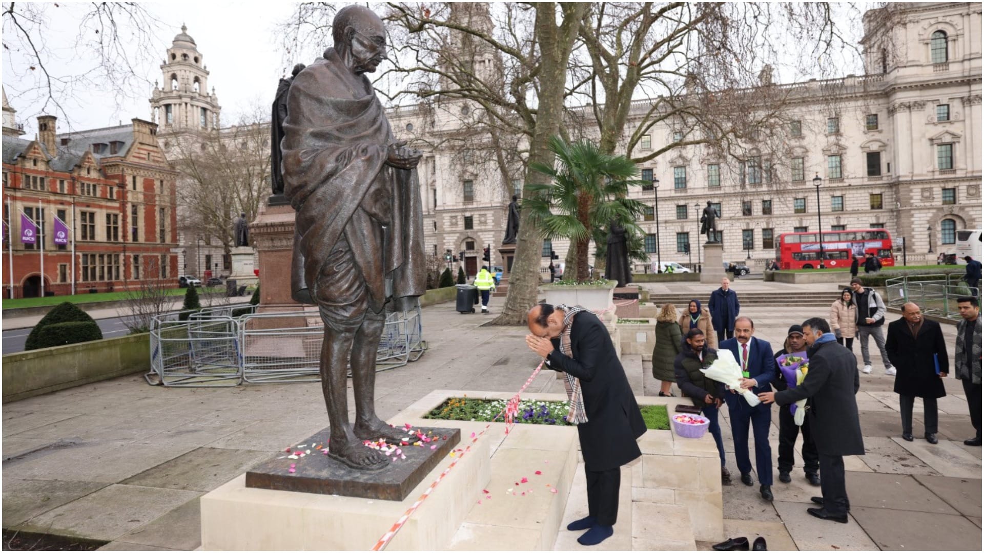 Birla worshiped at Swami Narayan Temple in London, got to know about the work of BAPS in Britain and Europe