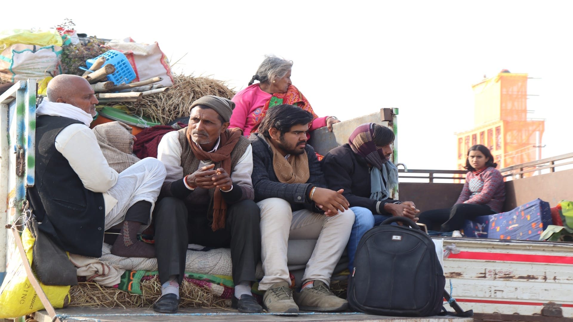 Mahakumbh: Fog and shiver left behind, mass tide of faith ahead, lakhs of devotees reached Sangam