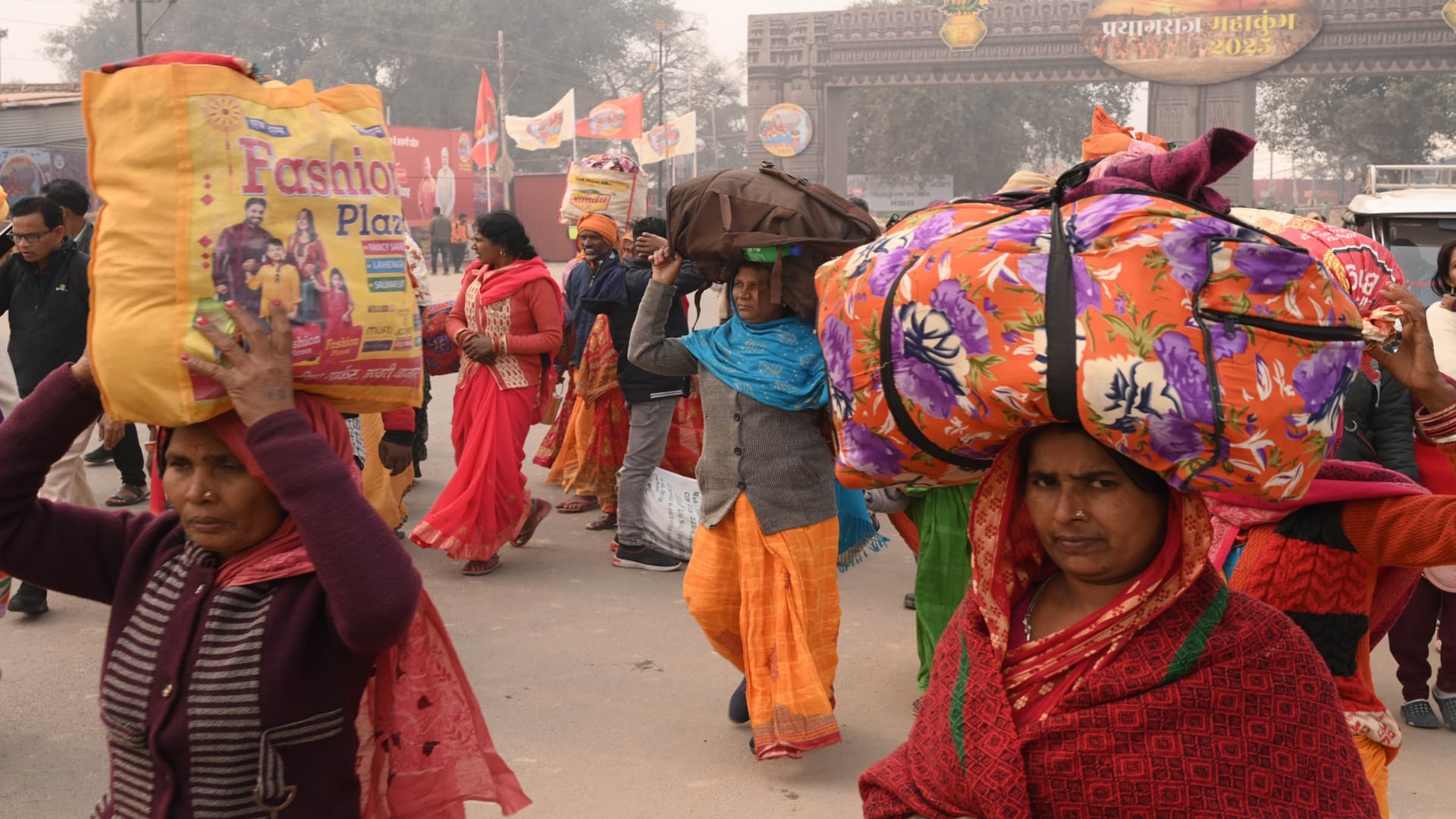 Mahakumbh: Fog and shiver left behind, mass tide of faith ahead, lakhs of devotees reached Sangam