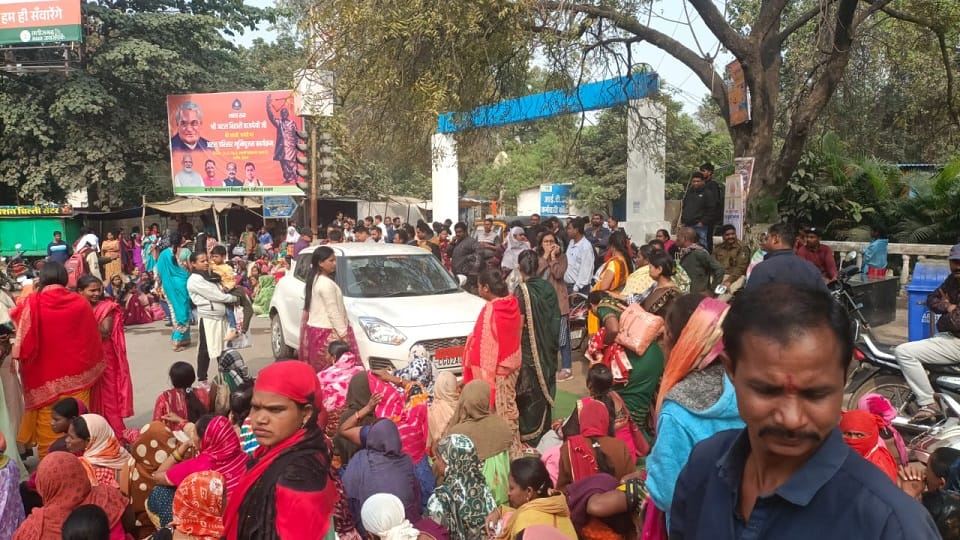 Women staged a road blockade against Floramax victim organization is demanding loan waiver in Korba