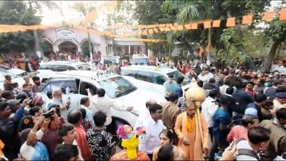 Women staged a road blockade against Floramax victim organization is demanding loan waiver in Korba