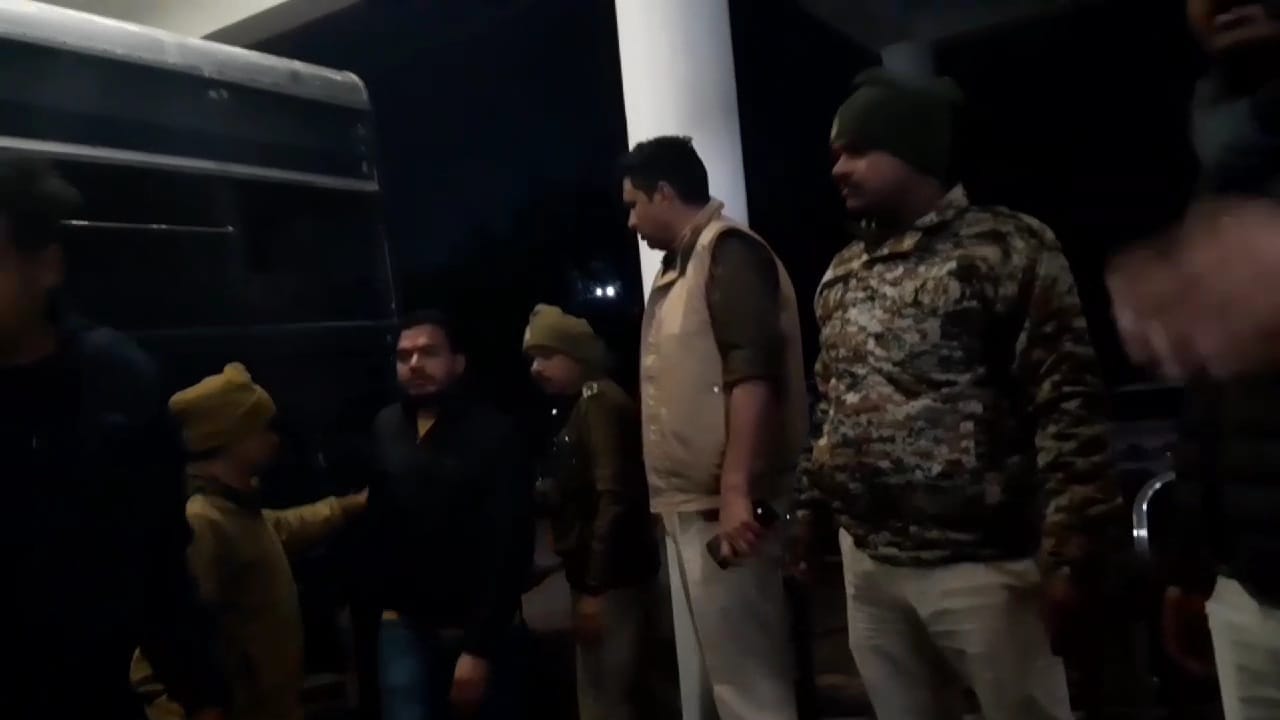 मौके पर मौजूद पुलिसकर्मी