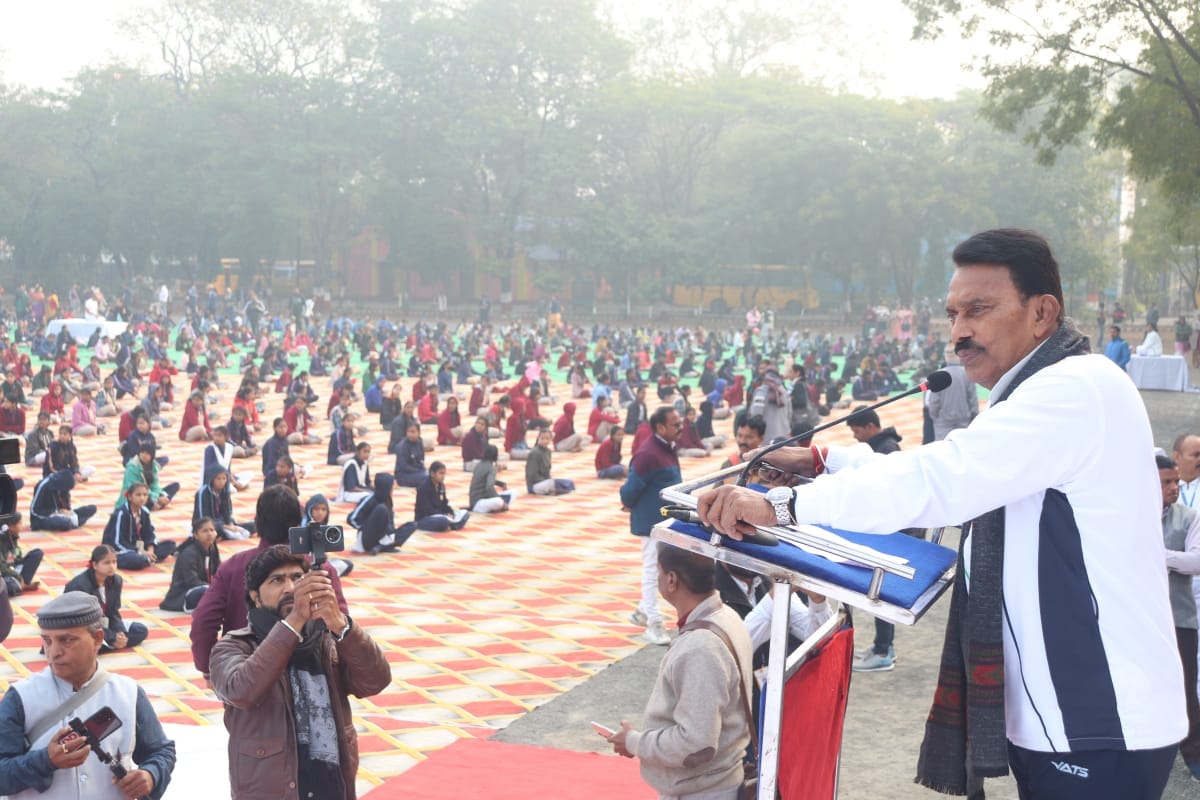 Indore: Students were told the importance of yoga, but the minister himself left without doing yoga