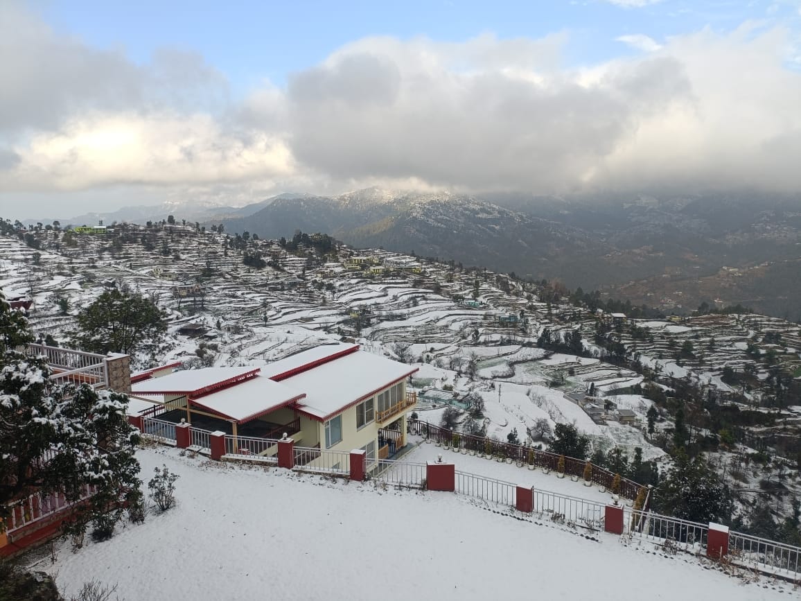 Uttarakhand News First snowfall of year in Nainital enchanting view of valleys wrapped in white sheet Photos